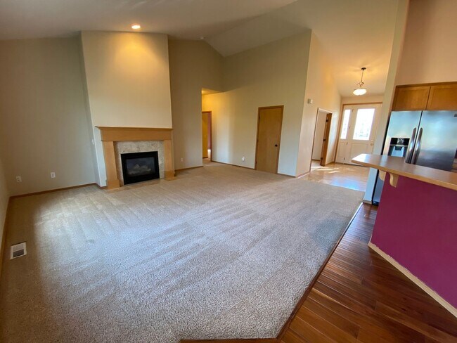 Building Photo - Large 3 Bed Home with Office, Fenced Yard,...