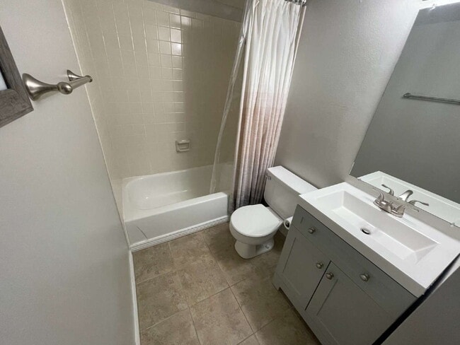 Building Photo - Updated 2 Bedroom, 2 Bath Condo (Available Immediately)