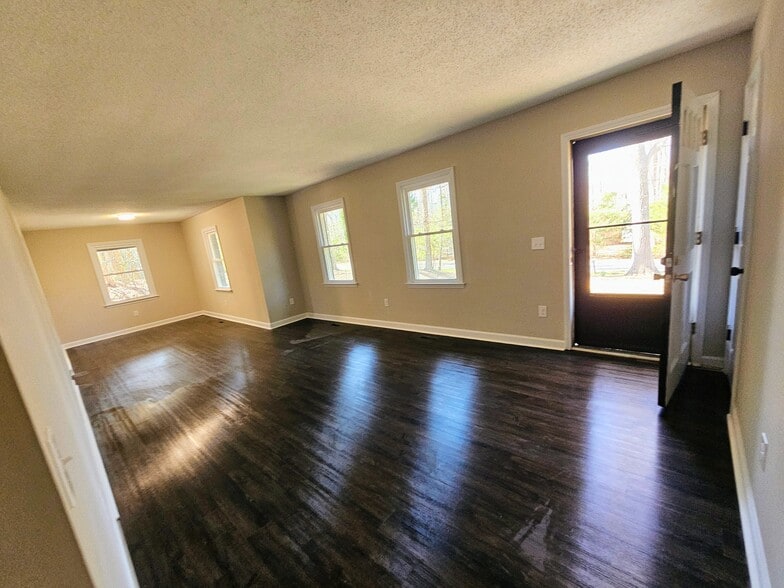 Building Photo - 2707 Little River Dr