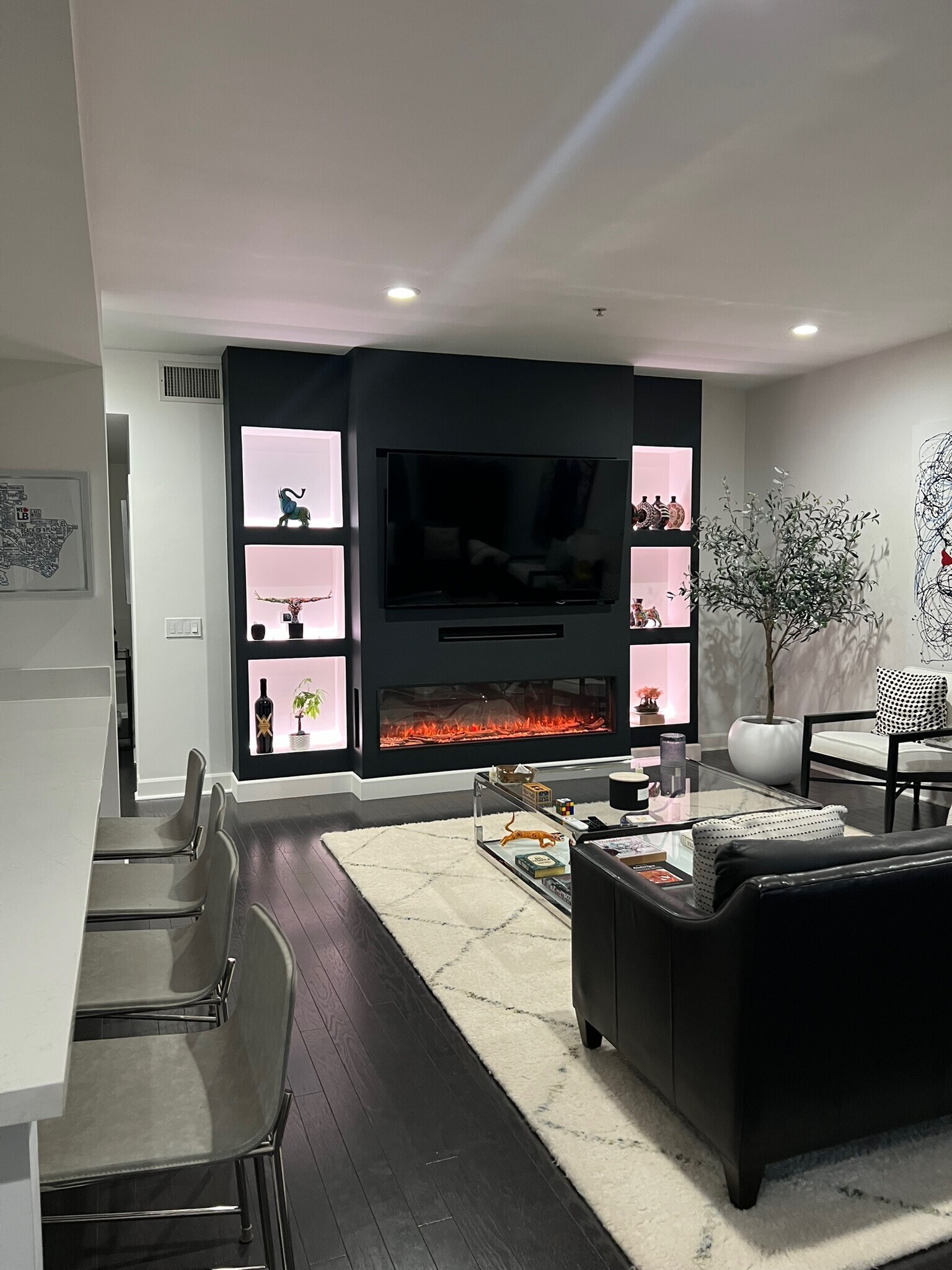 Building Photo - 300 E 4th St