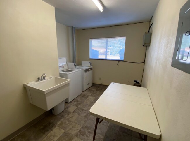 Building Photo - 2 Bedroom/1 Bath Apartment For Rent