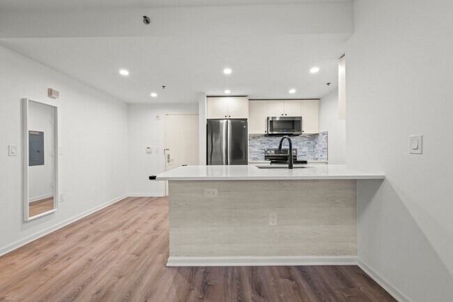 Building Photo - 102 Christopher Columbus Dr