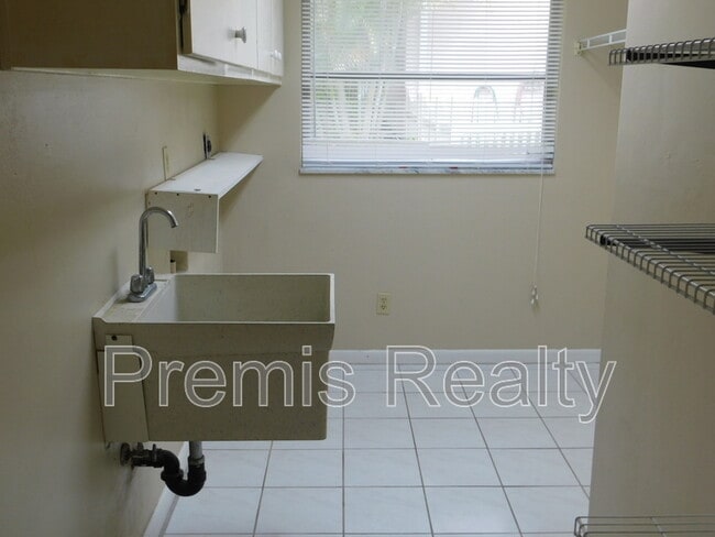 Building Photo - 1840 Oak Forest Dr W