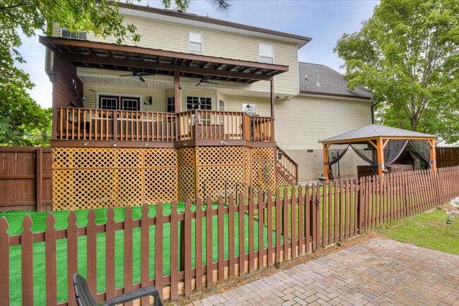 Building Photo - 4 bedroom 2.5 bath home on the water with ...