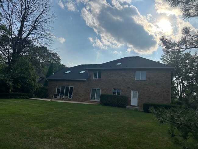 Building Photo - 1055 Knollwood Ln