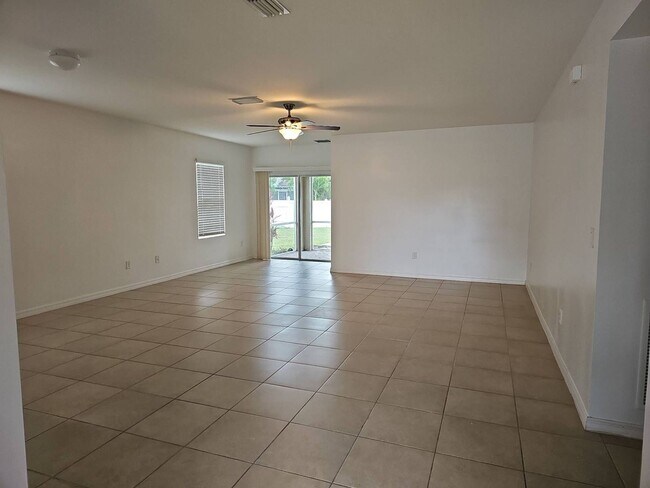 Building Photo - Nice 3 bed 2 bath 2 car garage single family home in Cape Coral with lawn care included.