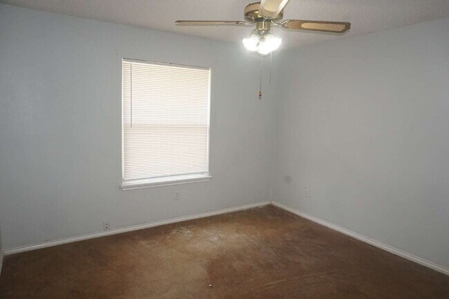 Building Photo - Duplex Across The Street From Park & Minut...