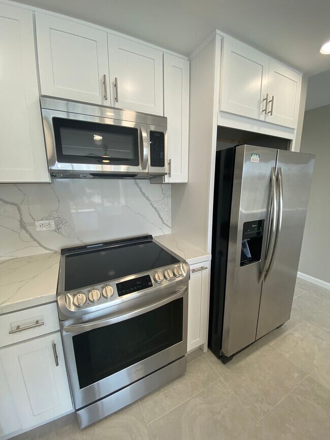 Building Photo - Pacific Beach - 3 blocks to Beach!  2bd/2ba Spacious 6th floor condo remodeled in 2022! Spectacul...