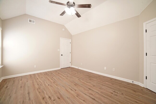 Building Photo - 78 Wren St