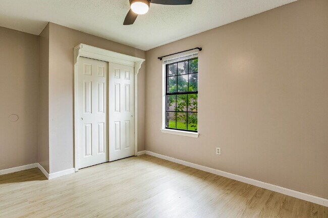 Building Photo - 2241 Prytania Cir
