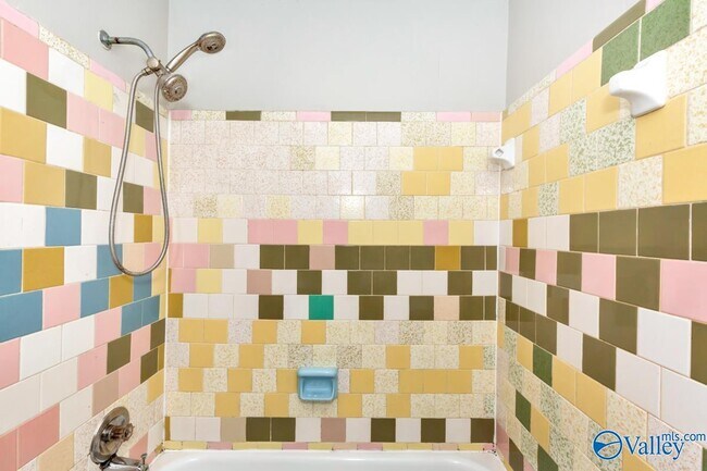 Building Photo - 512 Oshaughnessy Ave NE