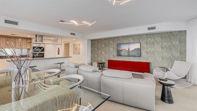 Building Photo - 1000 Brickell Plaza