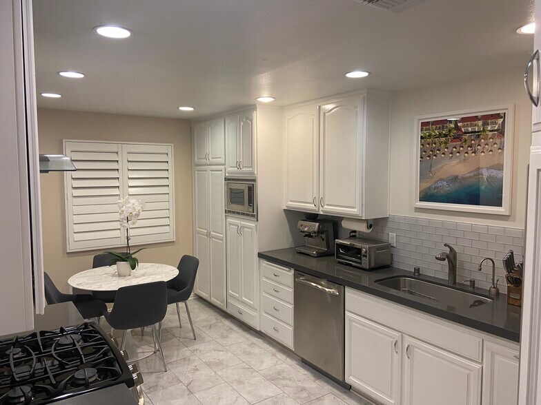 Building Photo - 5200 White Oak Ave