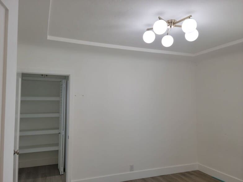 Building Photo - Stunning Remodeled 4 Bedroom House with Large Front Yard, Garage, Pool & Spa in Studio City!