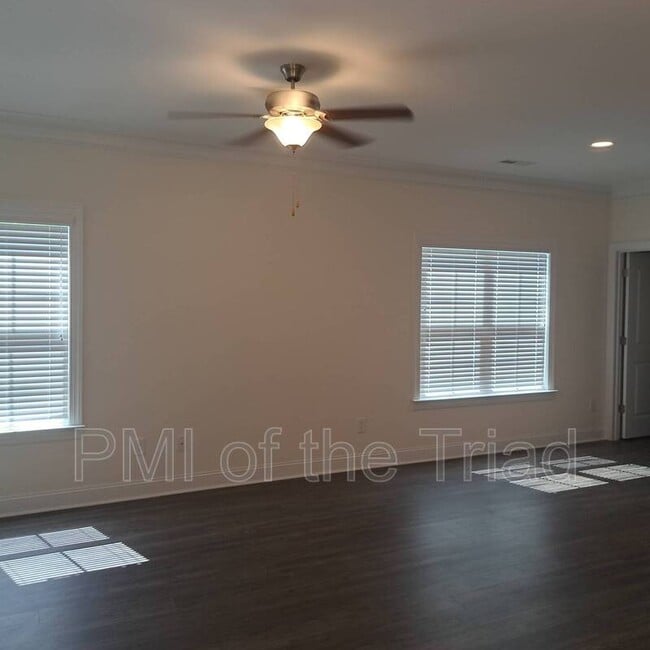 Building Photo - 811 Silver Leaf Dr