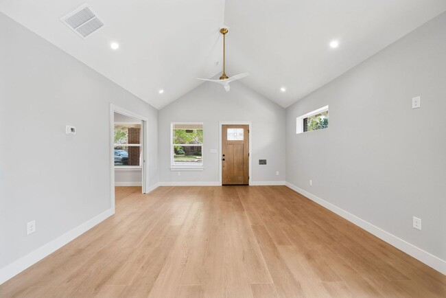 Building Photo - Remodeled 4BD, 3.5BA Home in South Park Hill with 2-Car Garage