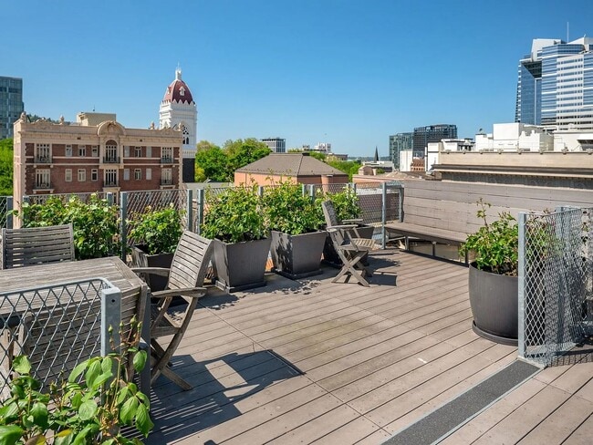 Building Photo - 1209 SW 6th Ave