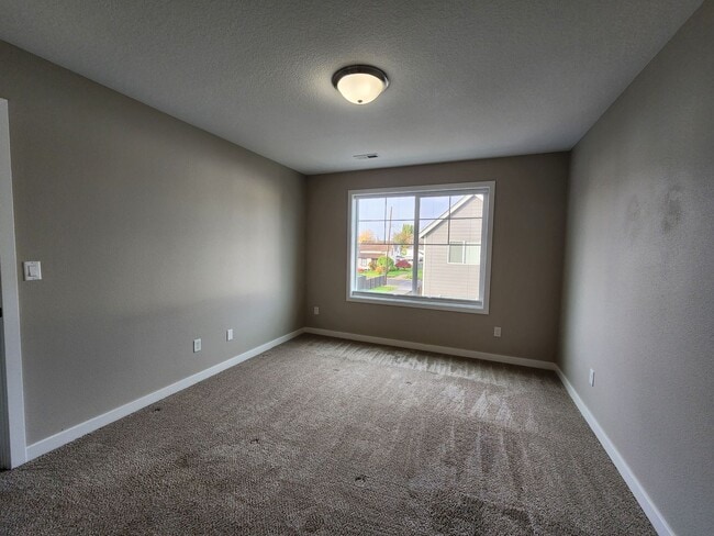 Building Photo - $1,000.00 OFF YOUR FIRST FULL MONTH'S RENT...