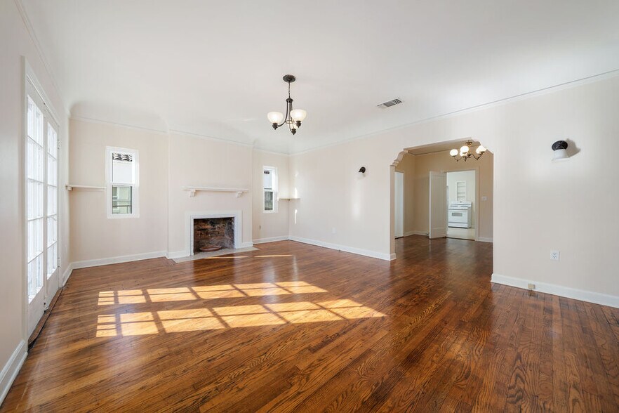 Living room with lots of natural light - 59 Chorro St