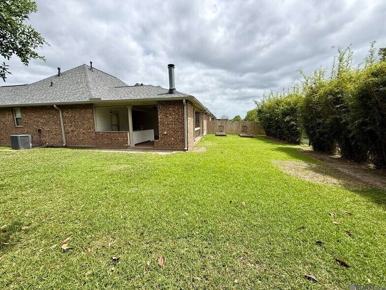 Building Photo - 10408 Springtree Ave