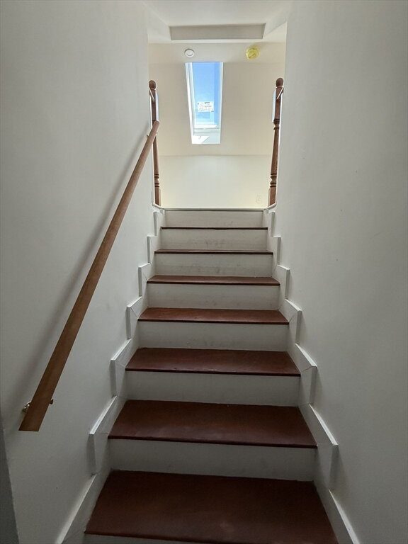 Building Photo - 135 Mills St