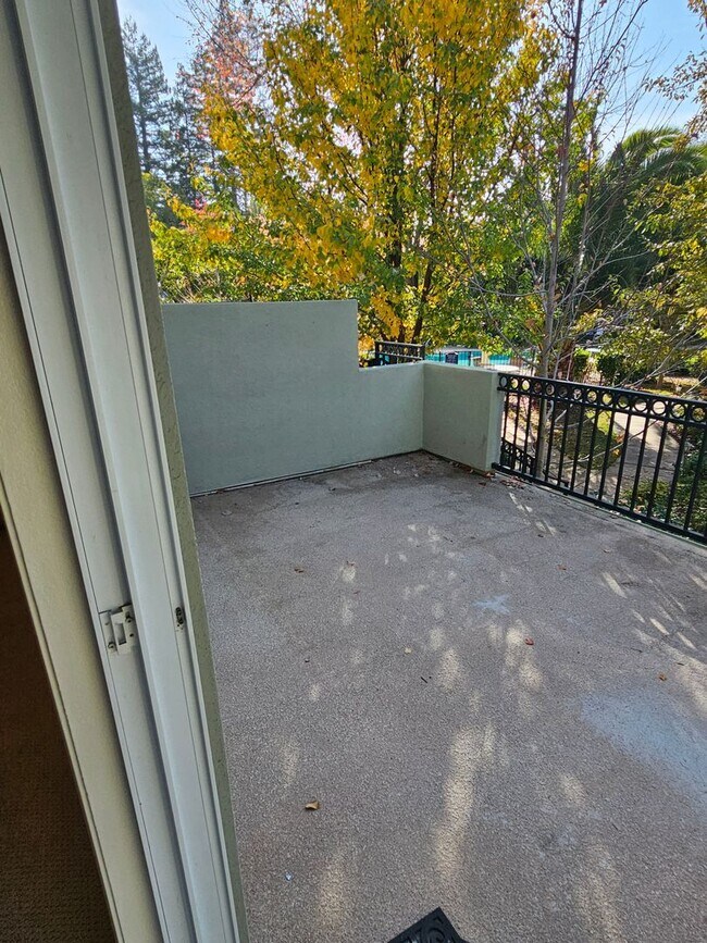 Building Photo - CLASSY CONDO - Spacious 1 Bed/1 Bath in Luxurious Setting - MENLO PARK