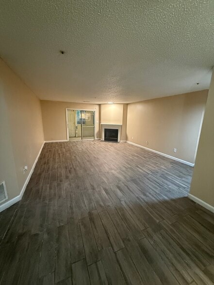 Living room - 606 Ridge Creek Dr