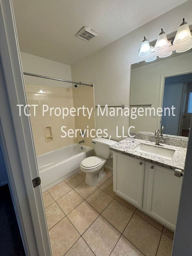 Building Photo - Spacious Open Concept 3 bedroom, 2 bath Ho...