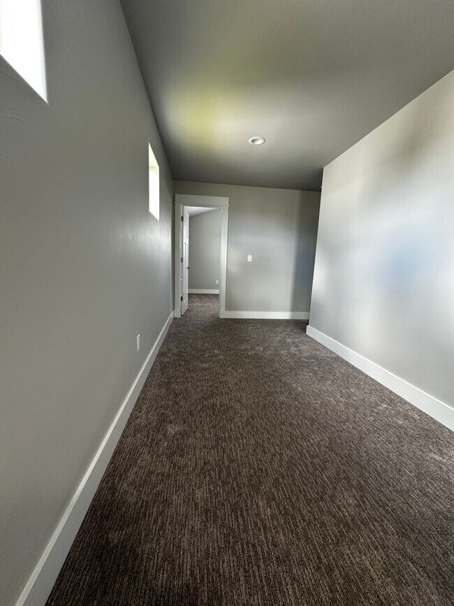 Building Photo - Beautiful and New 3 Bedroom Home