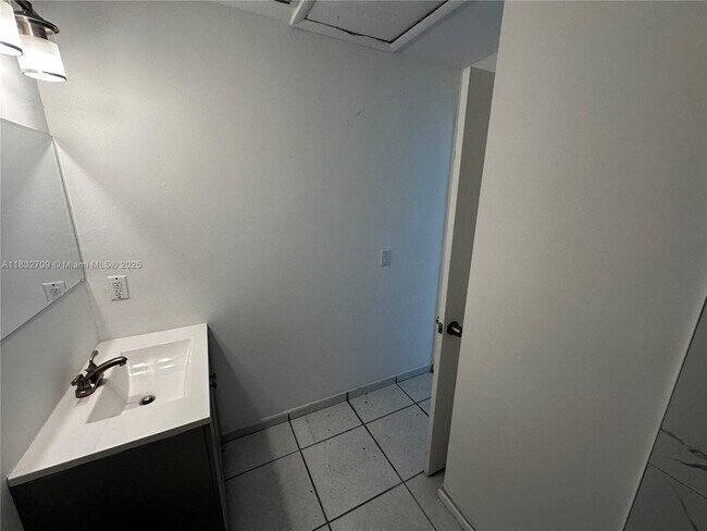 Building Photo - 3815 S 57th Ave