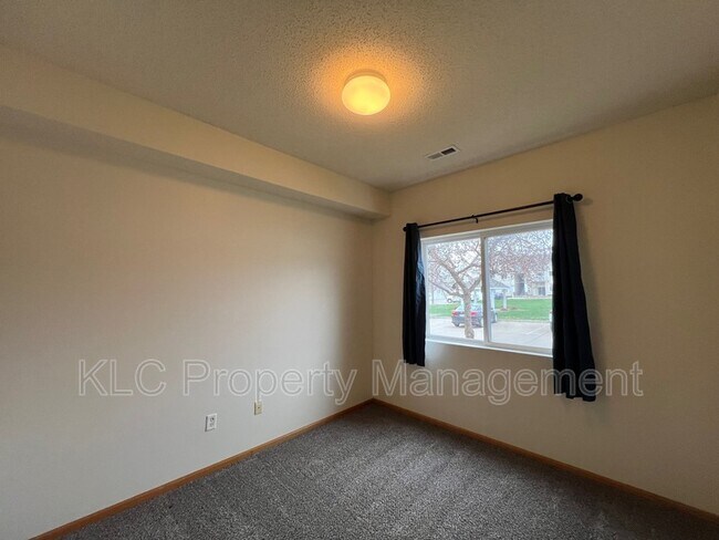 Building Photo - 2323 E Porter Ave