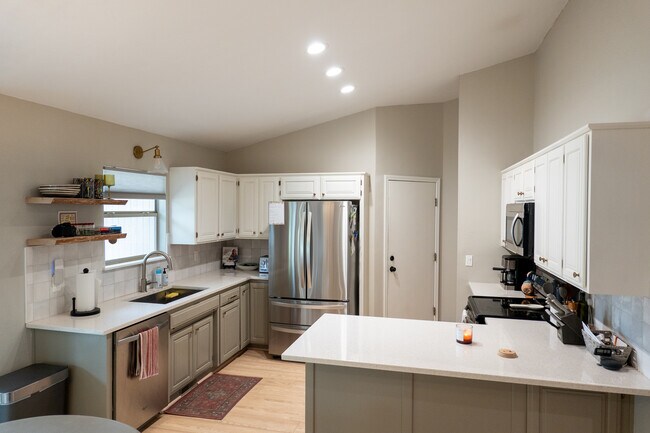Building Photo - 4 Penrith Dr