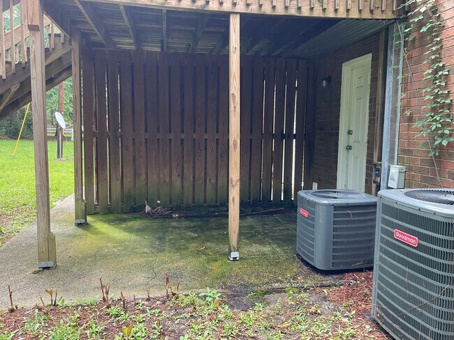 Building Photo - 1546 Hamilton Dr