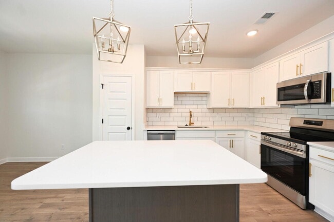 Building Photo - Like-New Modern Townhome Near Dining, Shopping, Trails & Old Hickory Lake