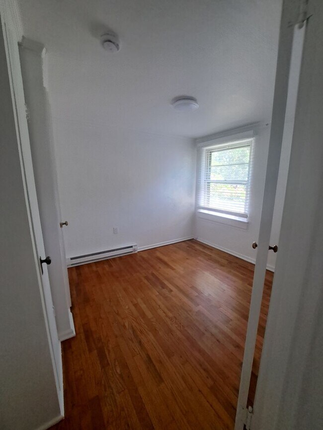 Building Photo - Cozy Home - Updated 2 bedroom with 2 car g...