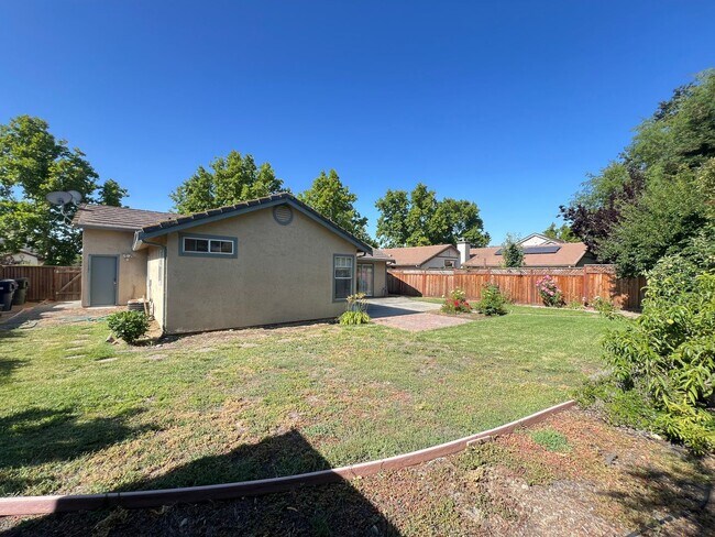 Building Photo - Brand New Flooring and FRESH Paint - SPACIOUS 3 BEDROOM HOUSE IN LIVERMORE!!!