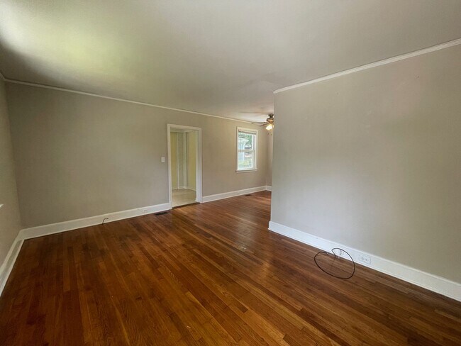 Building Photo - 709 Elm Ave