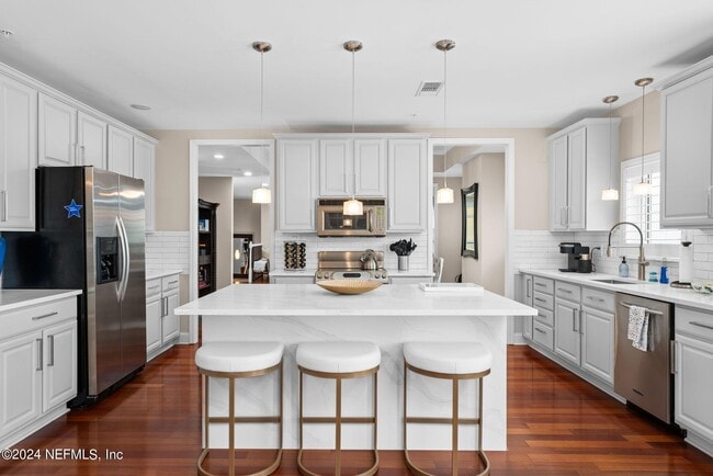 Building Photo - 400 E Bay St