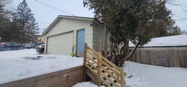 Building Photo - Duluth MN - Single Family Home - 4 Bed - 2...
