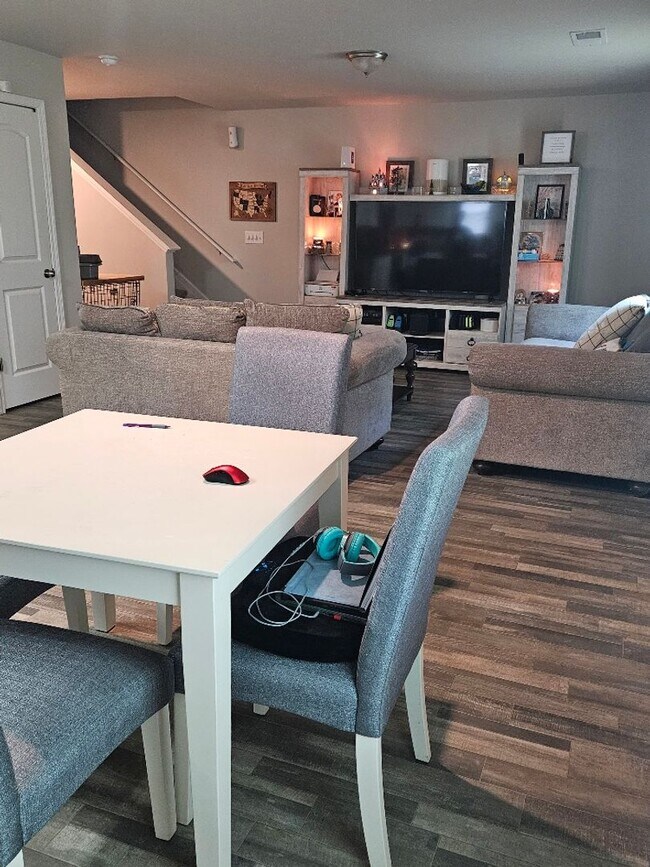Building Photo - 3 Bedroom, 2.5 Bath two story home in High...