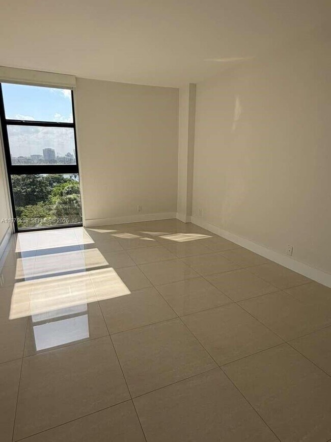 Building Photo - 20281 E Country Club Dr