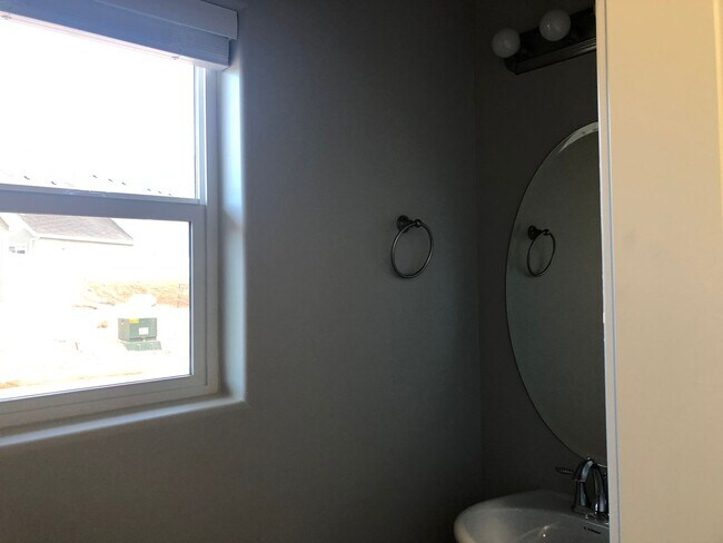 Building Photo - 4 Bedroom 2.5 Bathroom Townhome