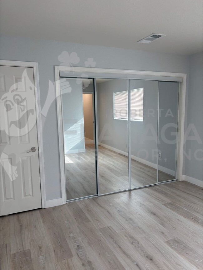 Building Photo - 3 Bedroom/ 2 Bathroom Home