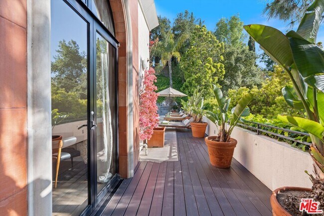 Building Photo - 2328 San Ysidro Dr