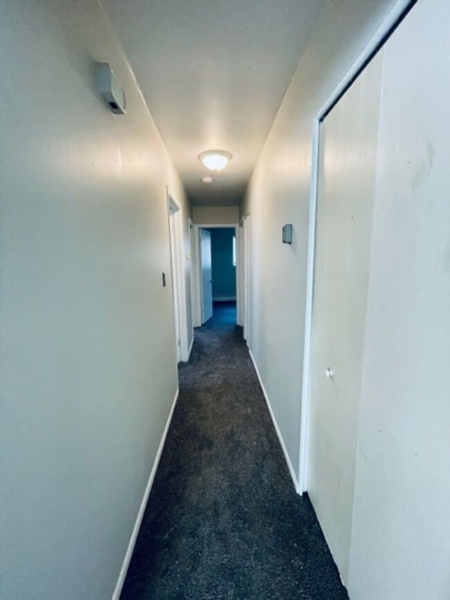 Building Photo - Cozy 3 Bedroom Ranch located on a quiet Wa...