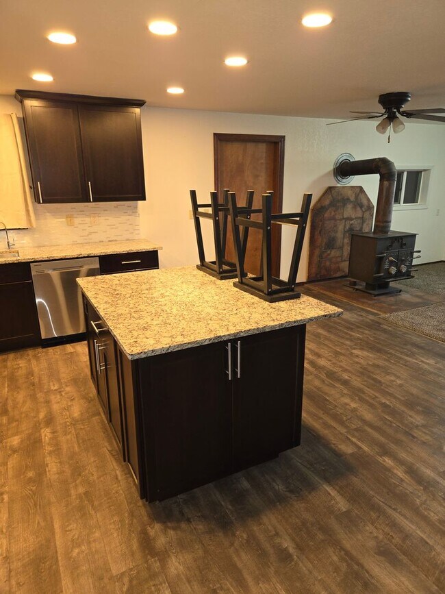 Building Photo - Beautiful Hermiston Home offers a perfect balance of comfort and convenience