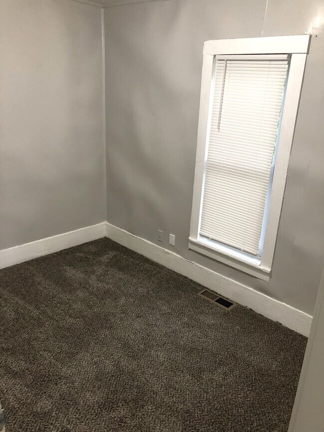 Building Photo - 2 Bed, 1 Bath, BONUS ROOM!!