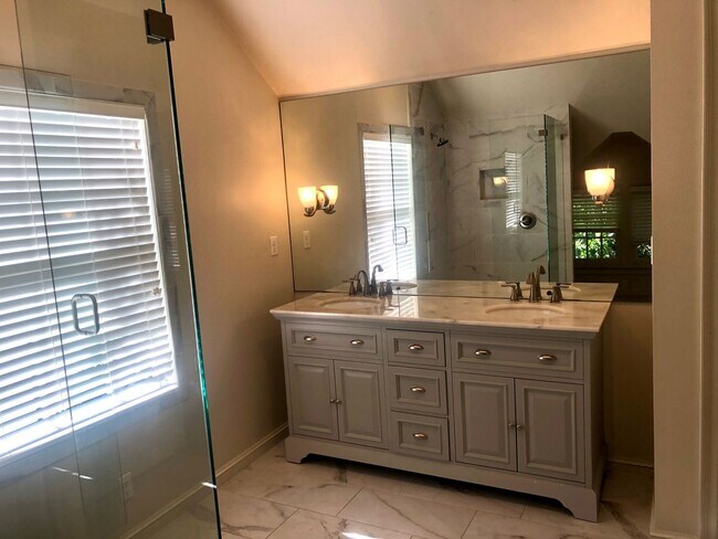 Building Photo - Stunning Midtown Home In Highly Desirable Bren Rose!