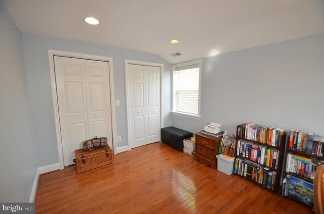 Building Photo - 3723 S Four Mile Run Dr