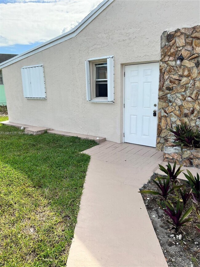 Building Photo - 410 N 58th Ave